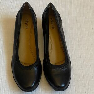 SOFTSPOTS Black Leather Round-Toe Comfort Flats